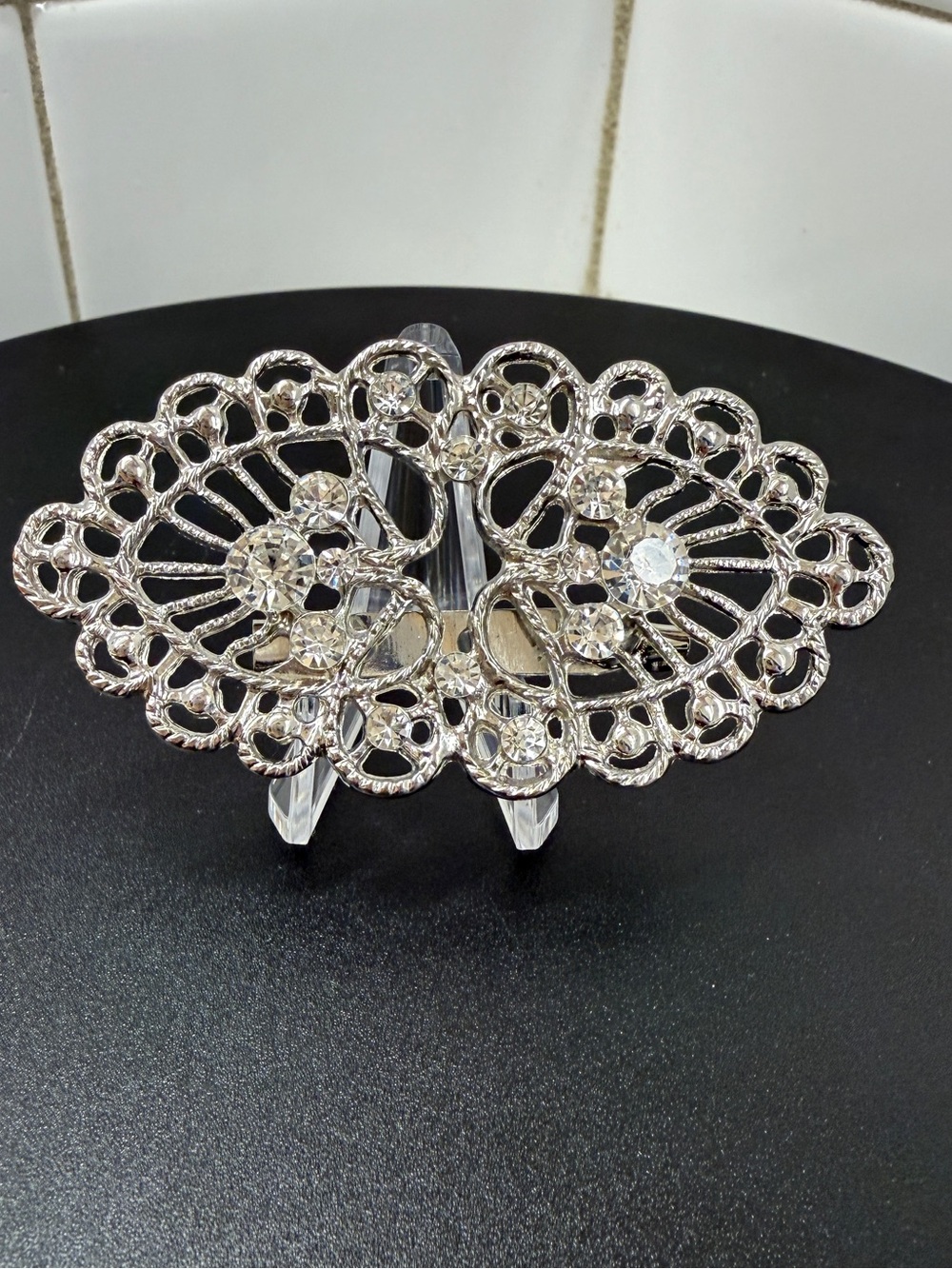 Silver Crystal Filigree Women's Brooch - Sparkling Lace Design